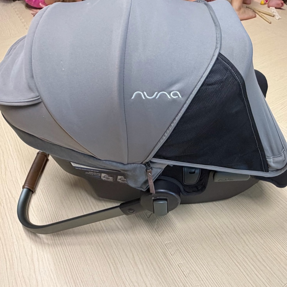 Nuna Pipa RX Gray and black two toned seat
